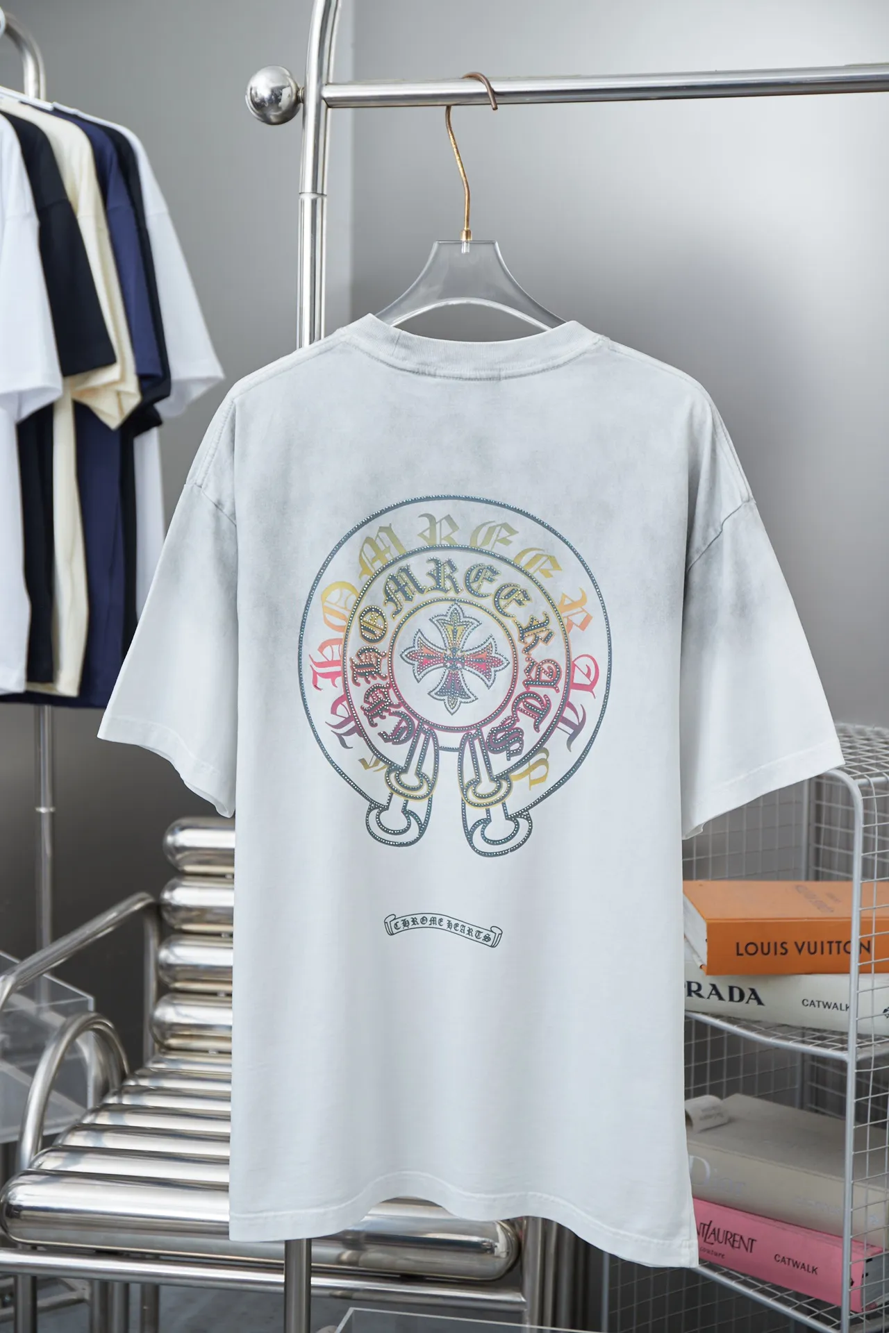 🅿️220 Chrome Hearte 25SS early spring new style Chrome heart pattern hot diamond short sleeves light luxury essential item for daily commuting for men and women Correct version Welcome to compare Detailed features · 280g 100% pure cotton double yarn jersey fabric · Special thickened 32 pieces of double-strand 1X1 thread in the same vat · Imported Australian matte pearl diamond ➕ direct-injection printing pattern. Ready-made garments are dyed Then do the faded fried snowflake process, then wash it to make it look old. Common washing improves the effect · Double-needle stitching and cross-stitch process · Original main mark, washed tag, brand moisture-proof paper packaging Color: black/white/blue/green Size: S/M/L/XL